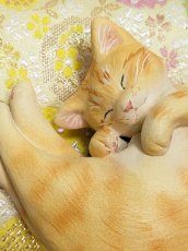 画像3: 眠り福猫　茶トラ招き寝 (3)