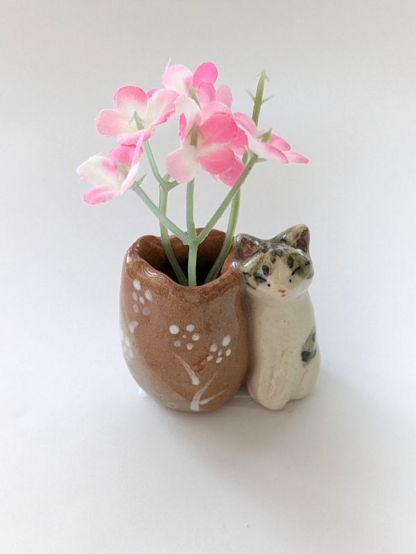画像1: 猫がいる花器「サバ白」 (1)